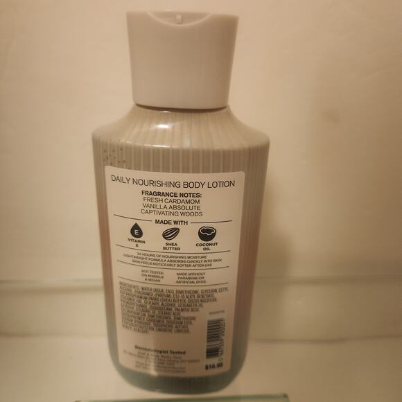 Bath & Bodyworks Vanilla Romance Lotion 8 ounce - Picture 3 of 3